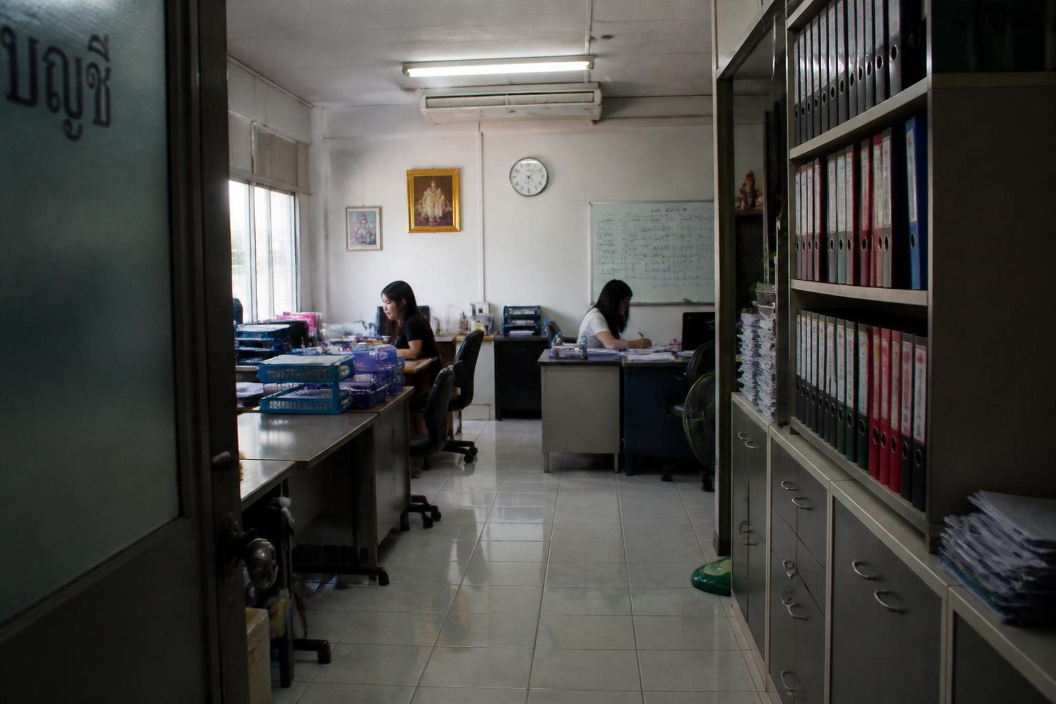 ห้องประชุมสำนักงานบัญชีและกฎหมาย พร้อมแฟ้มเอกสารและรายงานทางการเงิน